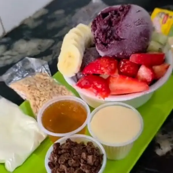Açaí na tigela com morango, manga e leite em pó.