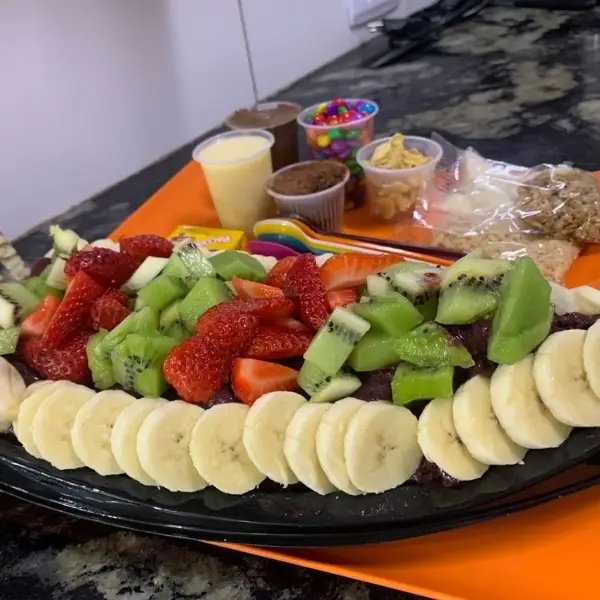 Açaí na tigela com morango, manga e leite em pó.