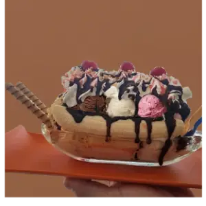 Banana split com calda e cerejas