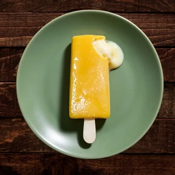 Paleta de maracujá com recheio de leite condensado