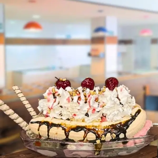 Banana split com gelato e calda