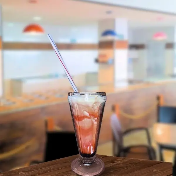 Milk shake de sorvete batido com leite, canudo e cobertura