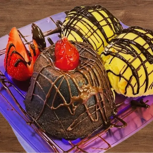 Petit gateau com gelato de creme e calda de chocolate
